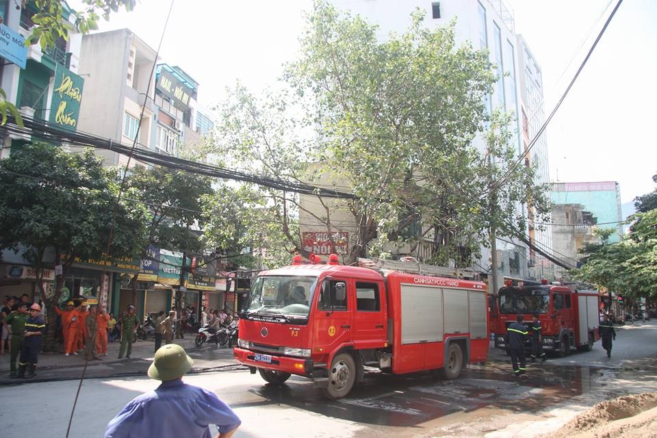 Lực lượng PCCC nhanh chóng có mặt để dập tắt ngọn lửa, tránh lan sang các khu vực bên cạnh.