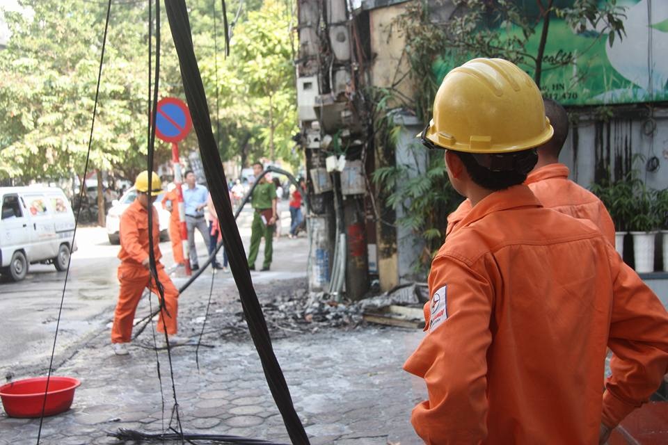 Công nhân điện lực cũng có mặt để khắc phục sự cố.