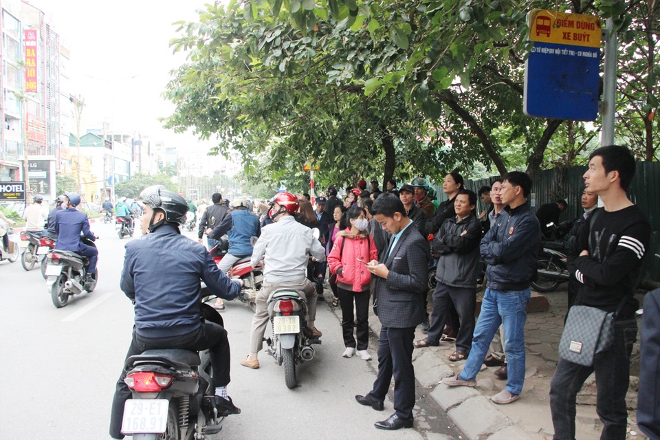 Hiện trường tan hoang sau vụ cháy quán karaoke làm 13 người chết - 11 Cho đến cuối giờ sáng nay (2/11), vẫn rất nhiều người dân đứng theo dõi hiện trường các ngôi nhà cháy.
