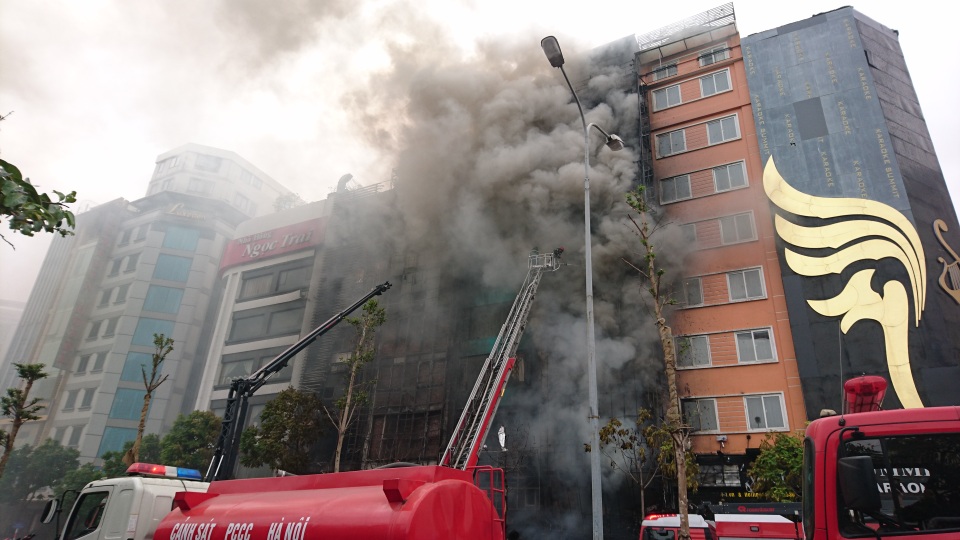 Khói lửa bốc ra cuồn cuộn nhiều giờ tại quán karaoke số 68, Trần Thái Tông, phường Dịch Vọng Hậu (quận Cầu Giấy, Hà Nội) xảy ra chiều 1/11, làm 13 người chết, nhiều đồ đạc bị thiêu rụi.