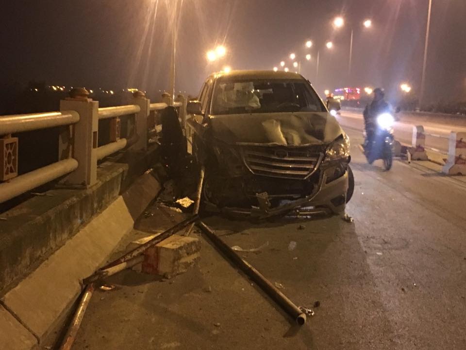 Hà Nội: Ô tô húc người đi xe máy rơi xuống chân cầu, tử vong - 1 Hà Nội: Ô tô húc người đi xe máy rơi xuống chân cầu, tử vong - 1
