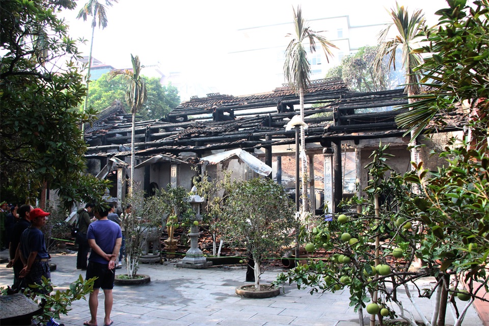 
Nhiều người dân xót xa nhìn khu Nhà Tổ chùa Tĩnh Lâu bị ngọn lửa thiêu rụi.
