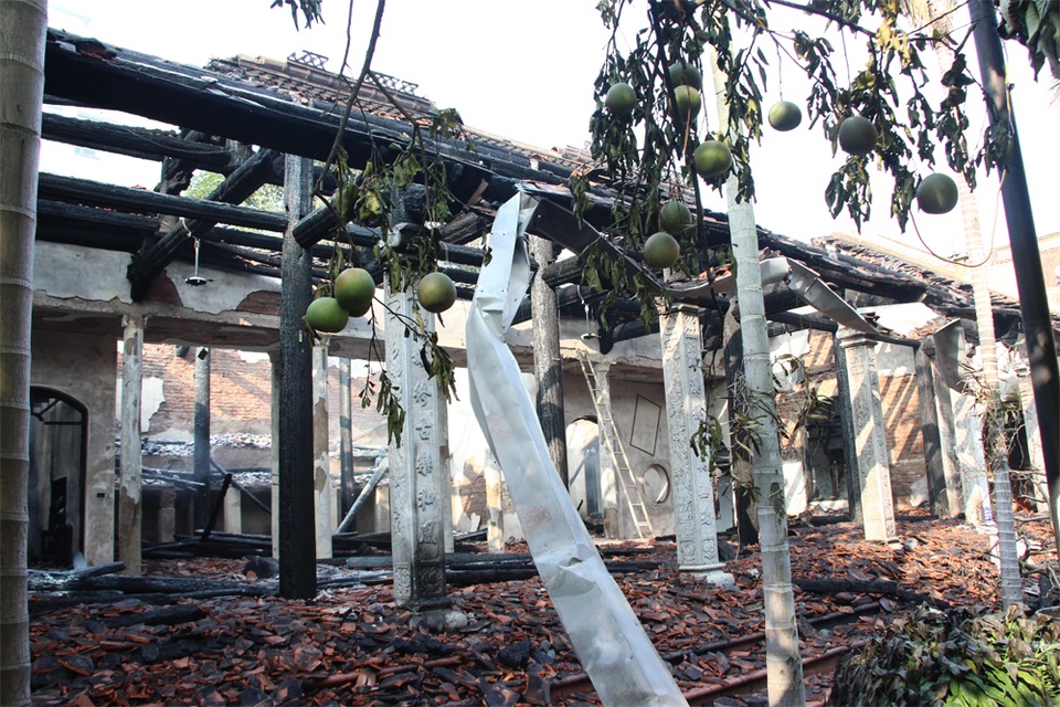 
Nhà Tổ chùa Tĩnh Lâu bị cháy trơ khung cột.
