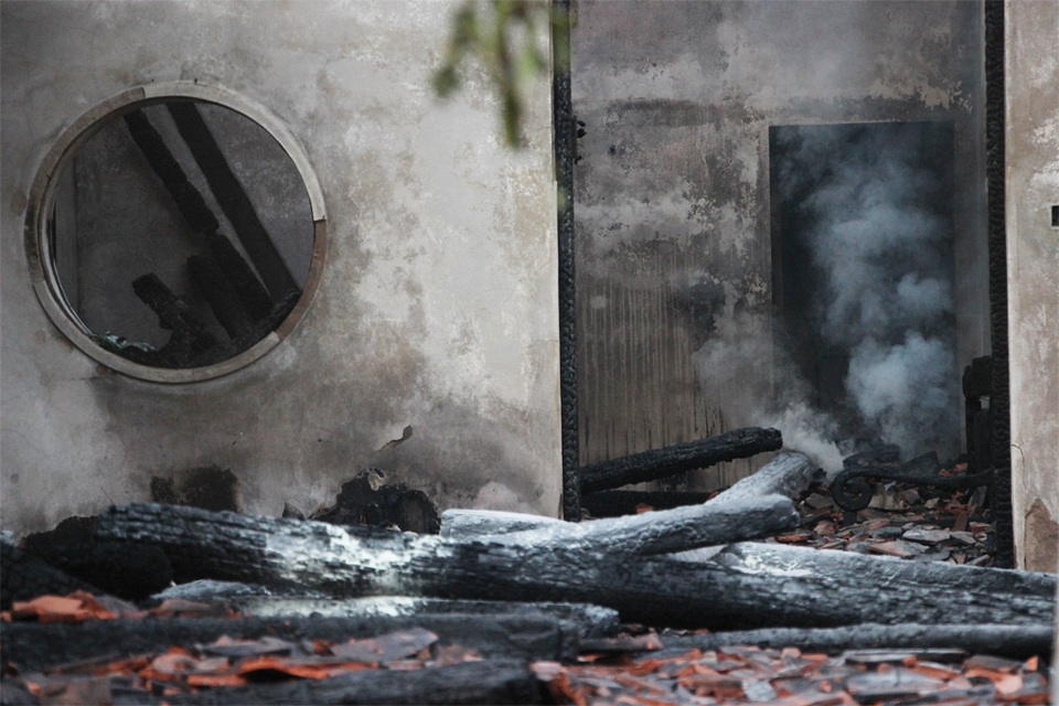 Hình ảnh tro tàn trong ngôi chùa cháy gần Hồ Tây - 11