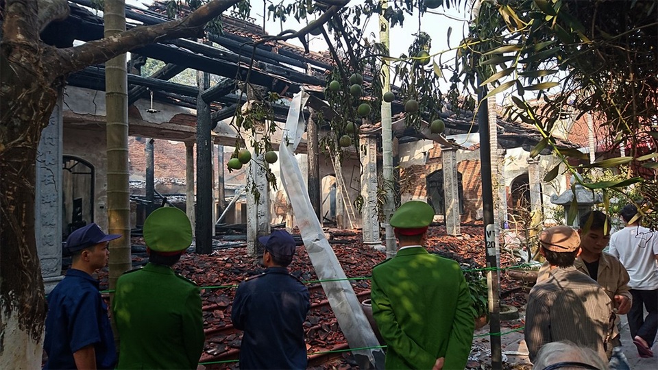 
Lực lượng công an khu vực đang điều tra làm rõ nguyên nhân cháy khu Nhà Tổ của chùa Tĩnh Lâu.
