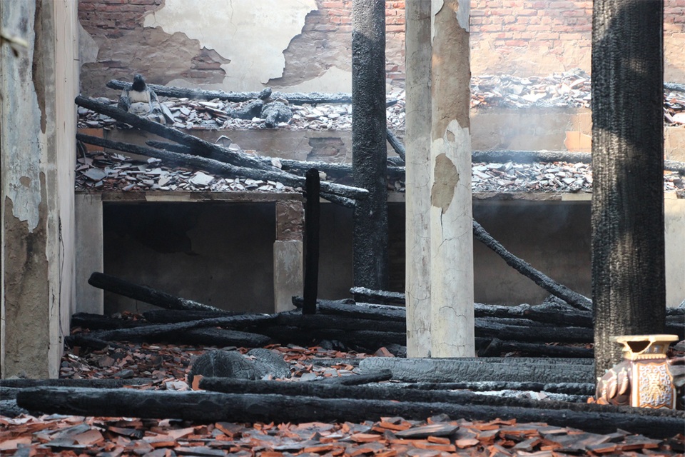 Hình ảnh tro tàn trong ngôi chùa cháy gần Hồ Tây - 10
