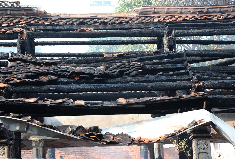 Hình ảnh tro tàn trong ngôi chùa cháy gần Hồ Tây - 7