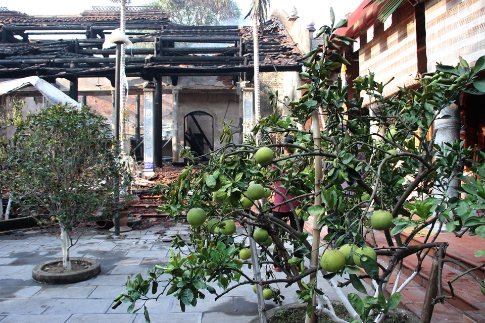 Hình ảnh tro tàn trong ngôi chùa cháy gần Hồ Tây - 3