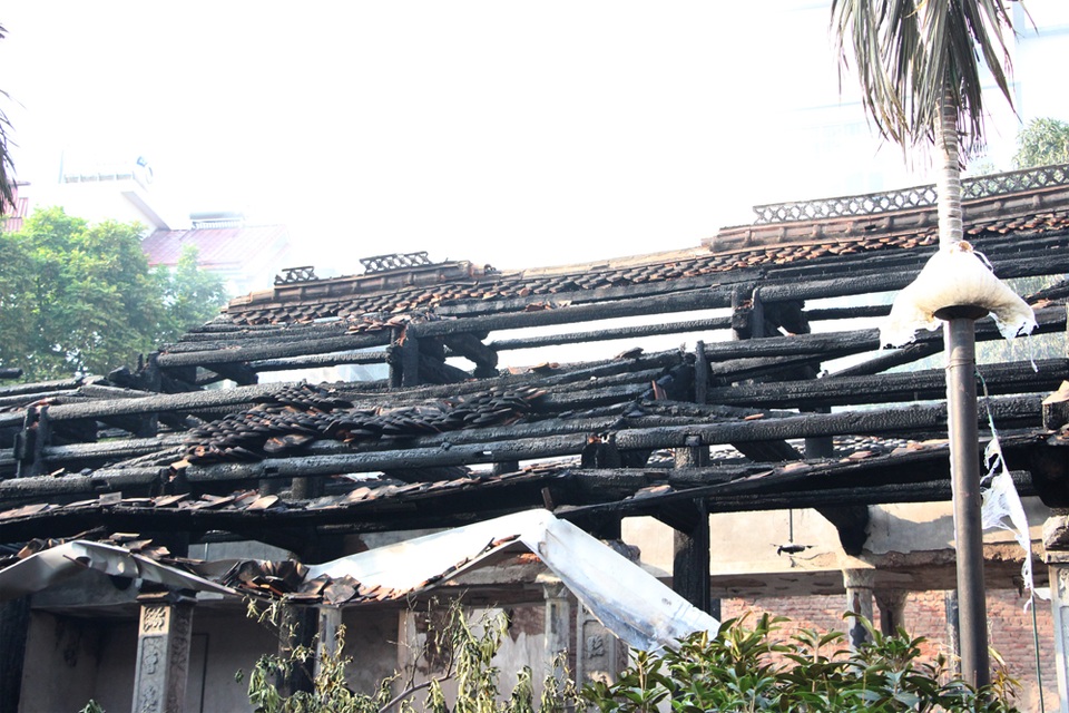 Mái ngói rụng hết.