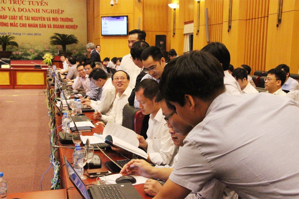 Các cán bộ, bộ phận chuyên môn của Bộ TN&MT cùng trả lời các câu hỏi trực tuyến.