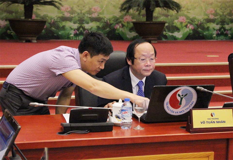 Thứ trưởng Bộ TN&MT Võ Tuấn Nhân (bìa phải) tham gia trả lời câu hỏi trực tuyến.