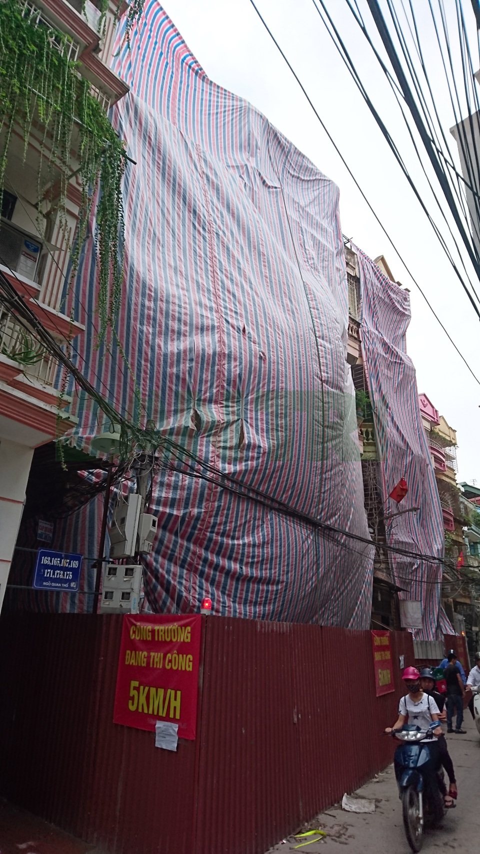Phá dỡ ngôi nhà nghiêng gần 1m ở Hà Nội - 3 Theo quan sát của PV Dân trí trong chiều nay (8/11), 3 ngôi nhà số 177, 179, 183 đã căng bạt và tiến hành phá dỡ. Riêng nhà số 181 vẫn án binh bất động.