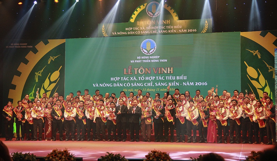Tôn vinh những nông dân có sáng chế trong nông nghiệp năm 2016 - 2 Thủ tướng Nguyễn Xuân Phúc và Bộ trưởng Bộ NN&PTNT Nguyễn Xuân Cường chụp ảnh lưu niệm với 51 HTX, THT tiêu biểu và 17 nông dân có sáng chế, sáng kiến nông nghiệp, năm 2016.