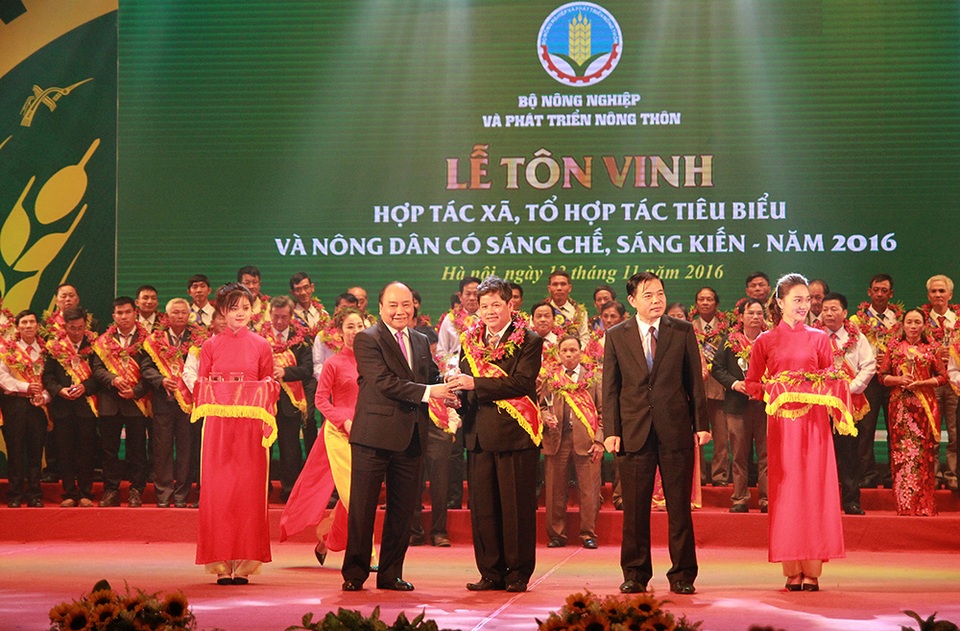 Tôn vinh những nông dân có sáng chế trong nông nghiệp năm 2016 - 1 Thủ tướng Nguyễn Xuân Phúc và Bộ trưởng Bộ NN&PTNT Nguyễn Xuân Cường trao hoa và biểu tượng cho Hợp tác xã, tổ hợp tác tiêu biểu năm 2016.