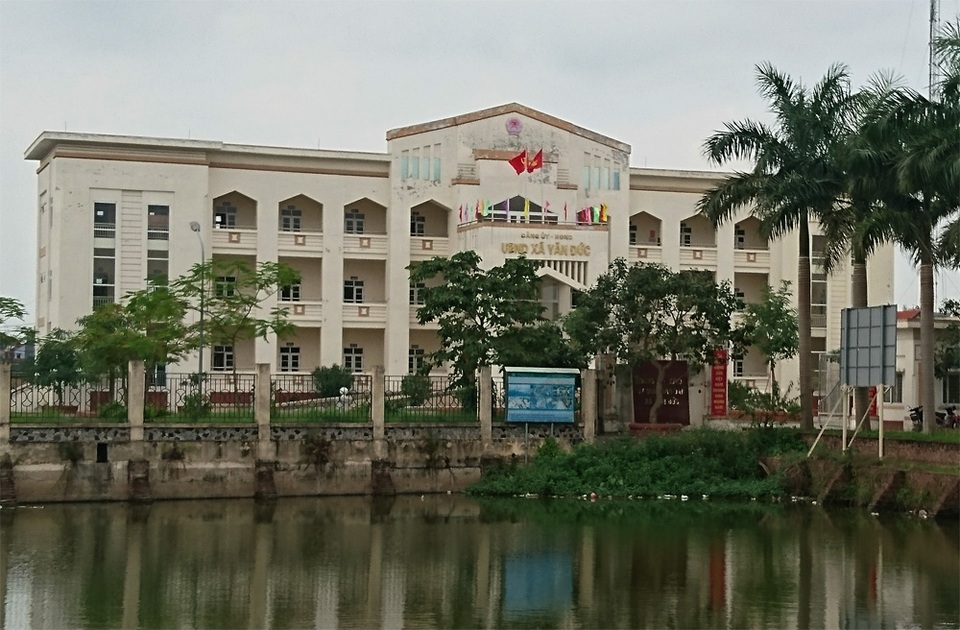 Người dân chưng hửng vì dự án nước sạch “chết yểu” - 1 Mỗi khi TP Hà Nội có chủ trương xây dựng nhà máy nước sạch, chính quyền và người dân xã Văn Đức đều tỏ ra rất phấn khởi, vì họ đang phải dùng nguồn nước giếng khoan, nước mưa không đảm bảo vệ sinh.
