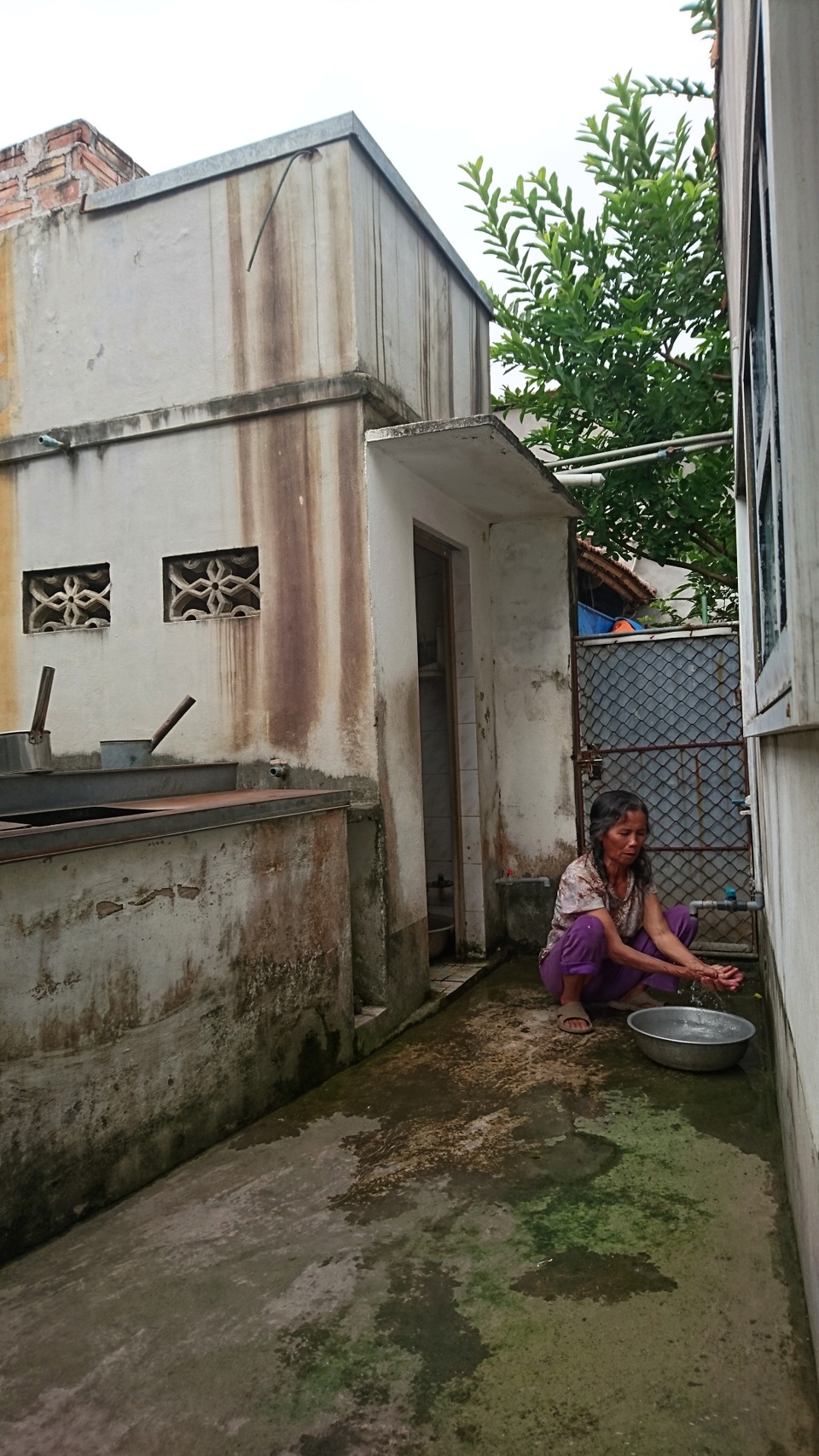 Người dân chưng hửng vì dự án nước sạch “chết yểu” - 2 Nhà bà Xuyến dùng 2 nguồn nước: giếng khoan và nước mưa. Tuy nhiên, gia đình bà Xuyến vẫn cảm thấy chưa yên tâm về 2 nguồn nước này.