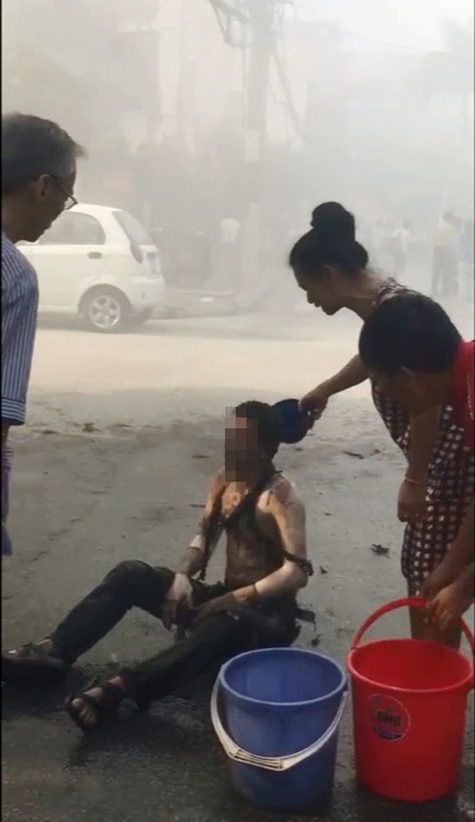 Vụ nổ bốt điện làm 1 người chết, 4 người bỏng: Dội nước lên nạn nhân có đúng cách? - 1 Hình ảnh người đàn ông bị bỏng được người dân dội nước lên người (Ảnh cắt từ clip).