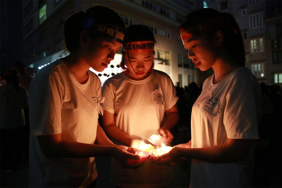 Khó vào cuộc các vụ bạo lực gia đình vì quan niệm "xấu chàng hổ ai" - 4
Những ngọn nến được thắp lên lung linh trên tay các bạn sinh viên Học viện PNVN nhằm mang thông điệp phản đối bạo lực gia đình.