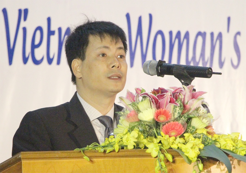 Khó vào cuộc các vụ bạo lực gia đình vì quan niệm "xấu chàng hổ ai" - 2 Tiến sĩ Trần Quang Tiến - Giám đốc Học viện PNVN cho biết: Không ai được phép sử dụng hành vi bạo lực để kiểm soát hoặc trừng phạt người khác cho dù với bất cứ lý do gì.