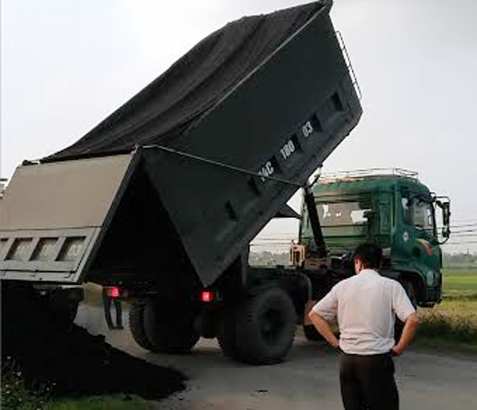Bị kiểm tra tải trọng, tài xế đổ hàng xuống đường rồi bỏ chạy - 1 Bị kiểm tra tải trọng, tài xế đổ hàng xuống đường rồi bỏ chạy - 1