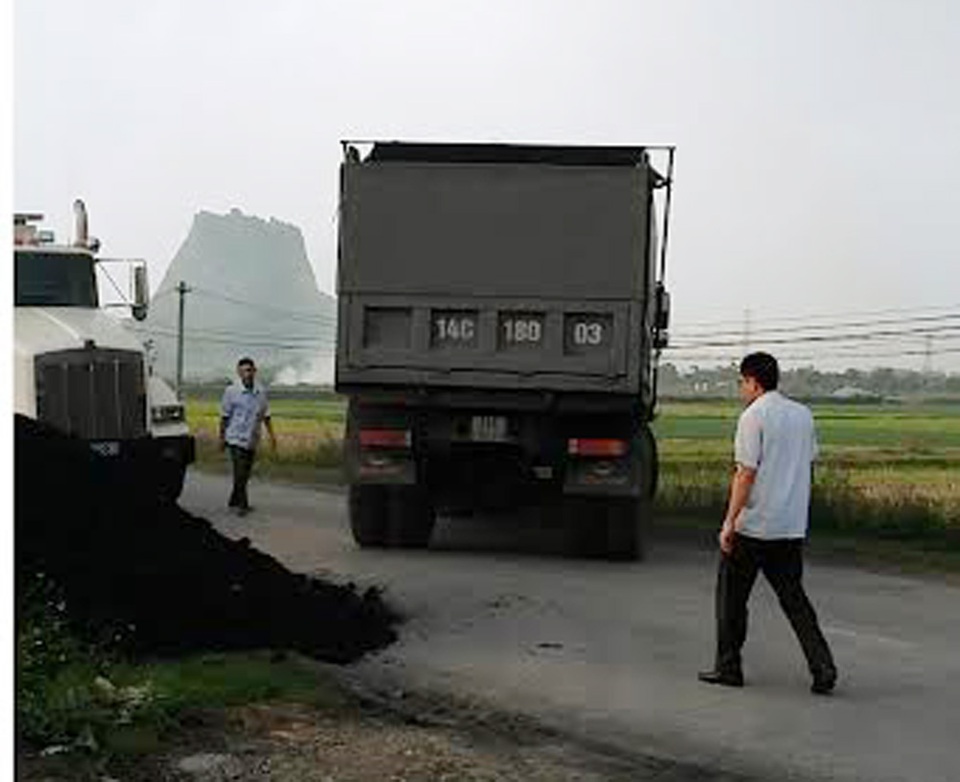 Bị kiểm tra tải trọng, tài xế đổ hàng xuống đường rồi bỏ chạy - 2 
Sau khi có lệnh của chủ xe, tài xế xe tải đã đổ hàng xuống đường rồi vội vã bỏ chạy (Ảnh do Thanh tra Sở GTVT tỉnh Hải Dương cung cấp).