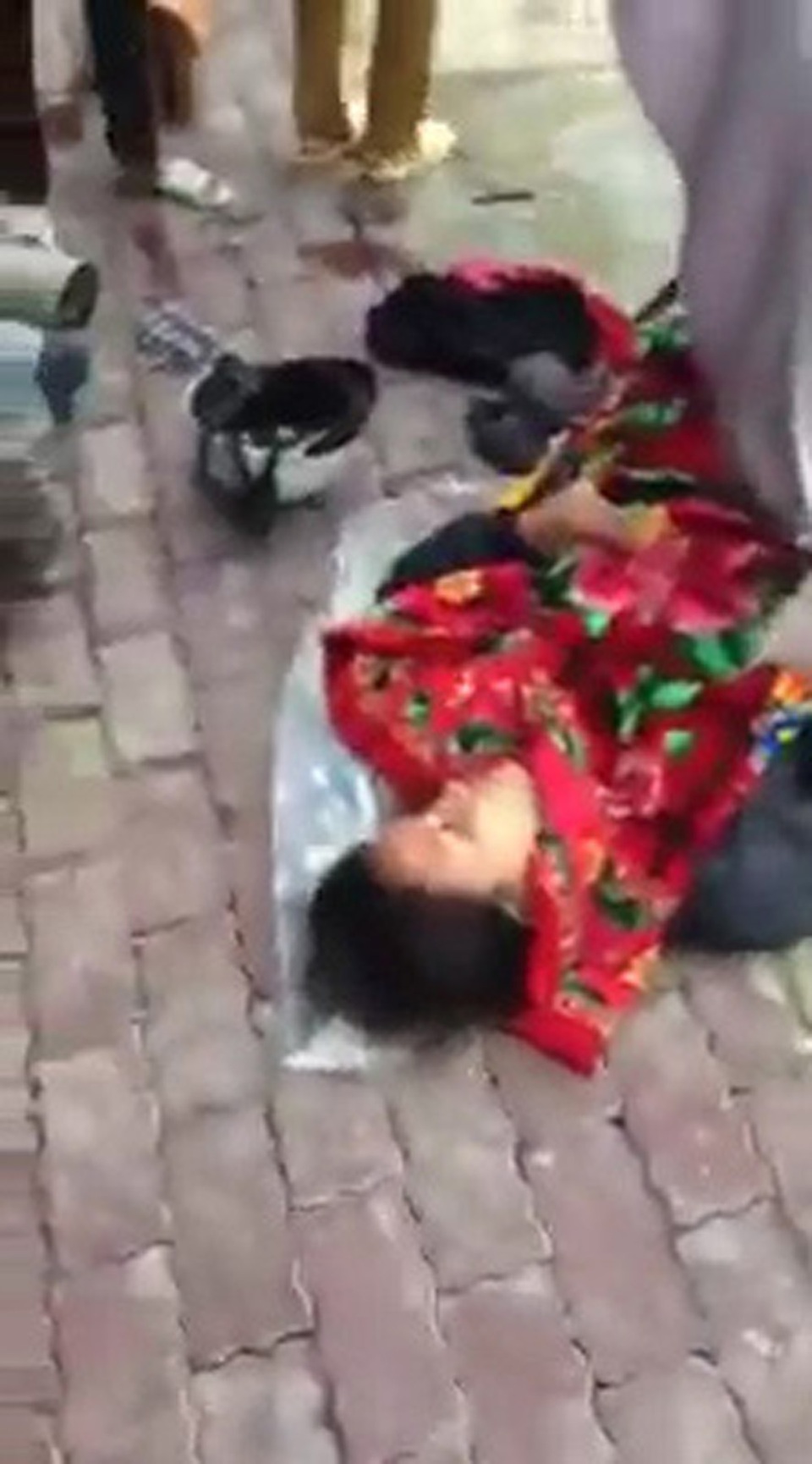 Một sản phụ hạ sinh bé gái ngay trên vỉa hè - 1 Sản phụ vượt cạn thành công giữa đường (Ảnh cắt từ clip).