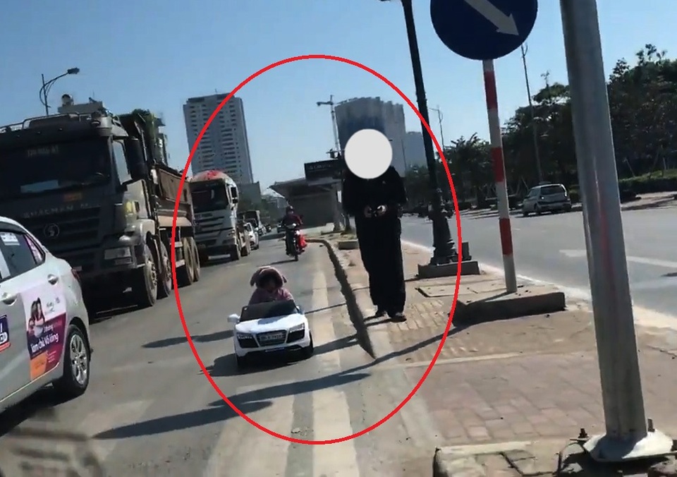 
Hình ảnh cháu bé ngồi trong ô tô đồ chơi chạy trên đường ngay gần những chiếc ô tô tải khiến người xem... thót tim (Ảnh cắt từ clip).
