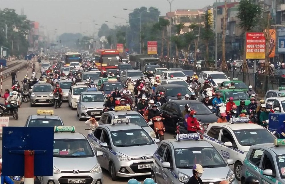 “Không để taxi ngoại tỉnh "lang thang" kiếm khách ở Hà Nội” - 1 Gần 3.000 xe taxi ngoại tỉnh thường xuyên tụ về Hà Nội kiếm khách đã và đang phá vỡ qui hoạch taxi của Thủ đô Hà Nội.