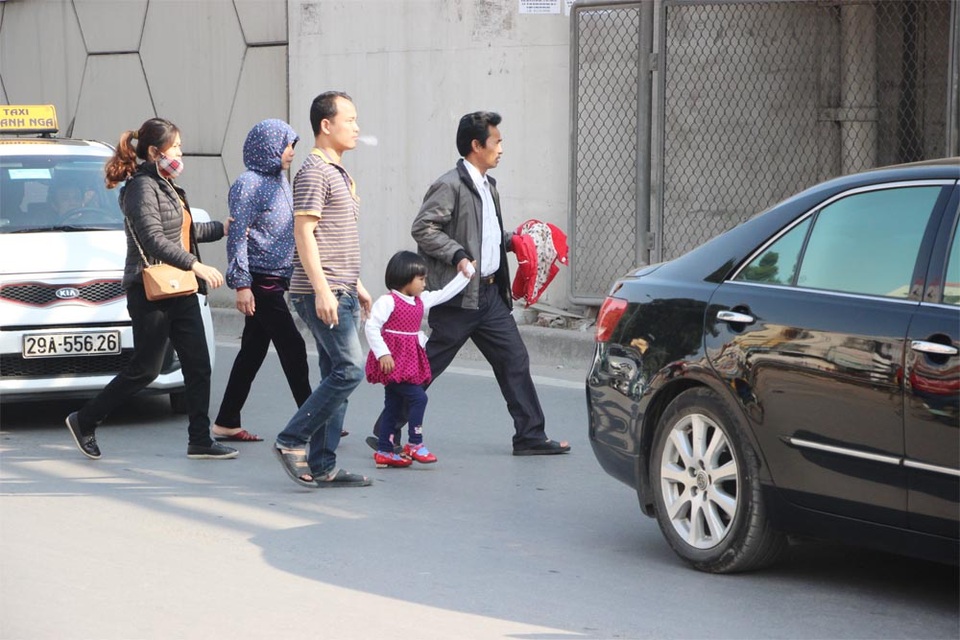 Người dân chật vật đi bộ vào BV Bạch Mai khám, chữa bệnh - 3 Người dân chật vật đi bộ vào BV Bạch Mai khám, chữa bệnh - 3