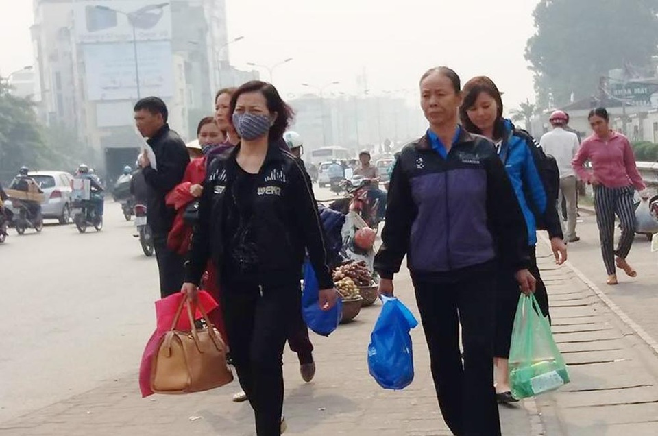 Người dân chật vật đi bộ vào BV Bạch Mai khám, chữa bệnh - 7 Người dân chật vật đi bộ vào BV Bạch Mai khám, chữa bệnh - 7