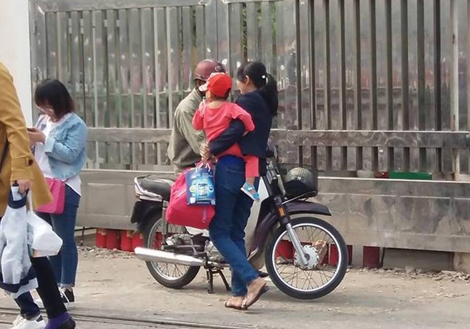 Người dân chật vật đi bộ vào BV Bạch Mai khám, chữa bệnh - 9 ...sau đó vất vả đi bộ với quãng đường khá dài để vào Bệnh viện Bạch Mai thăm, khám, chữa bệnh.