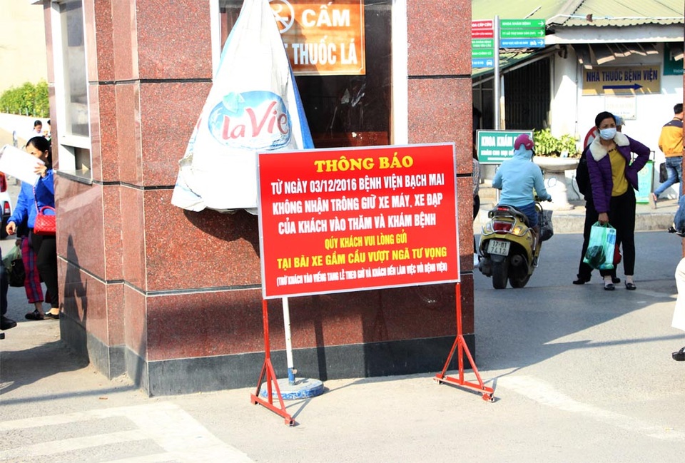 Người dân chật vật đi bộ vào BV Bạch Mai khám, chữa bệnh - 1
Thông báo ngừng trông xe máy, xe đạp của khách đến thăm và khám bệnh tại Bệnh viện Bạch Mai được đặt ngay cổng ra vào