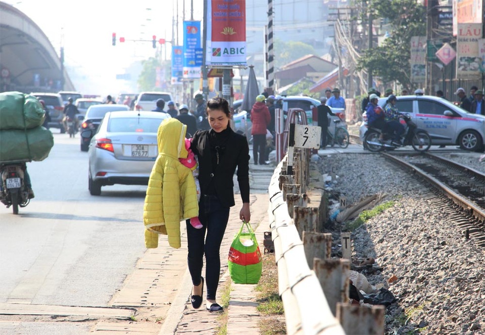 Người dân chật vật đi bộ vào BV Bạch Mai khám, chữa bệnh - 5 Người dân chật vật đi bộ vào BV Bạch Mai khám, chữa bệnh - 5