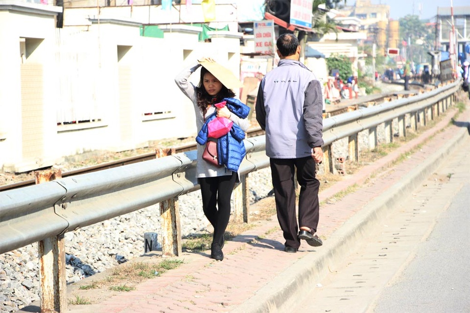 Người dân chật vật đi bộ vào BV Bạch Mai khám, chữa bệnh - 6 Người dân chật vật đi bộ vào BV Bạch Mai khám, chữa bệnh - 6