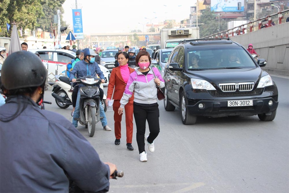 Người dân chật vật đi bộ vào BV Bạch Mai khám, chữa bệnh - 8 Người dân chật vật đi bộ vào BV Bạch Mai khám, chữa bệnh - 8