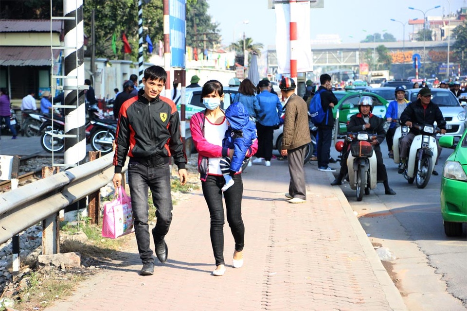 Người dân chật vật đi bộ vào BV Bạch Mai khám, chữa bệnh - 2 Người dân đã rất vất vả vì phải đi bộ quãng đường dài mới vào bệnh viện khám, chữa bệnh được.