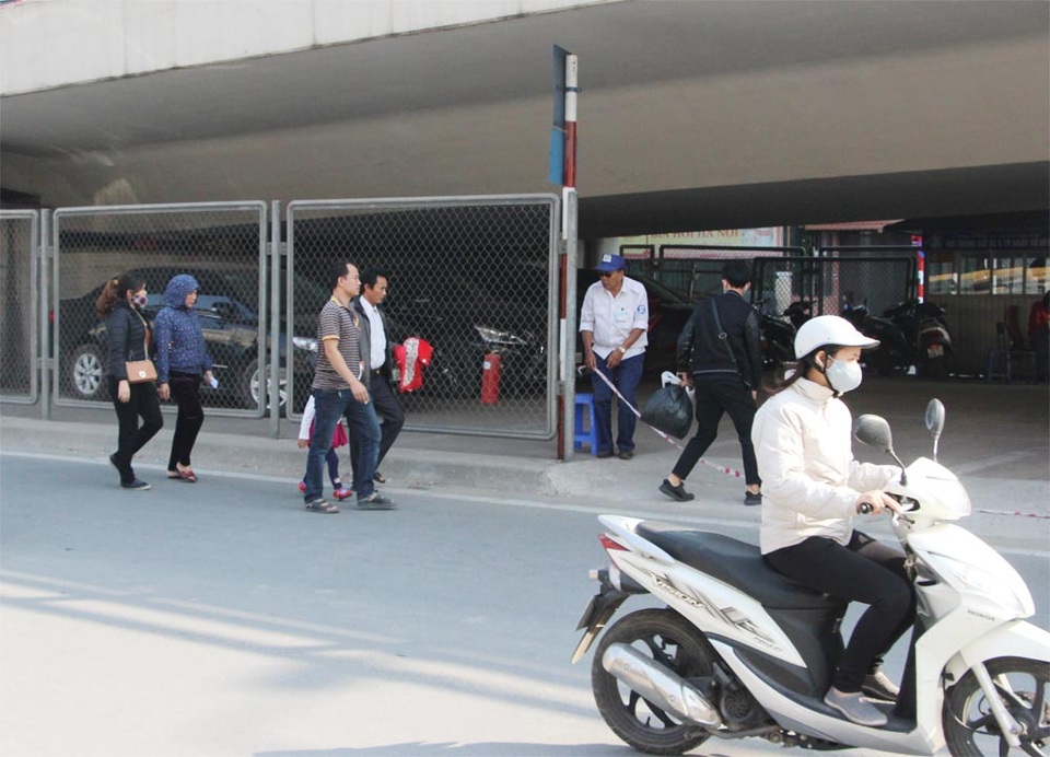 Người dân chật vật đi bộ vào BV Bạch Mai khám, chữa bệnh - 4
Mỗi khi gửi, lấy xe người dân phải sang đường khá nguy hiểm do dòng phương tiện đang di chuyển khá nhanh.