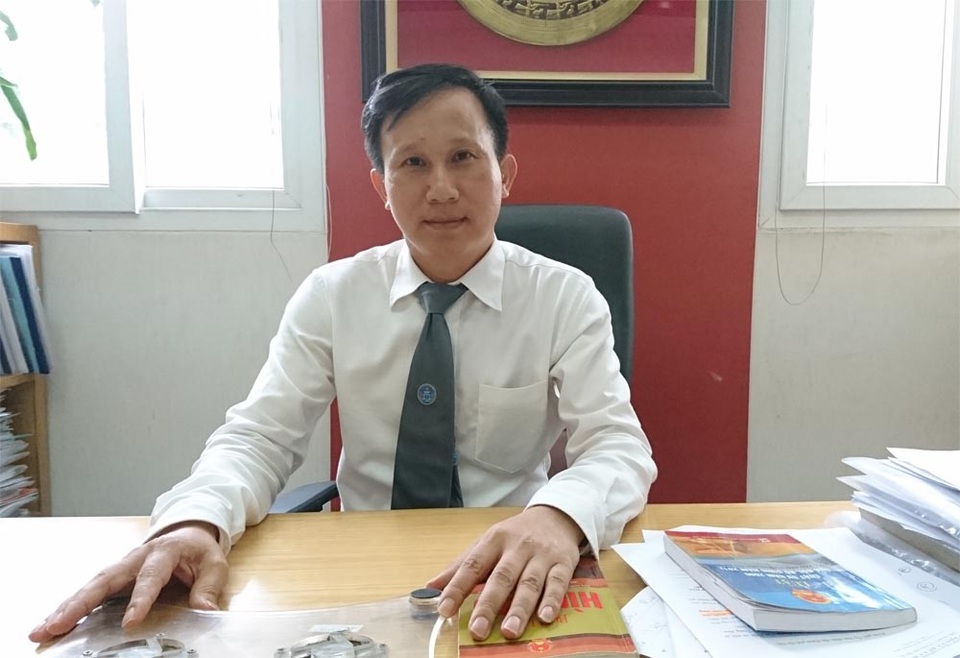 “Không để taxi ngoại tỉnh "lang thang" kiếm khách ở Hà Nội” - 2 Luật sư Hoàng Văn Hướng: Không thể để hàng nghìn xe taxi ngoại tỉnh cứ lang thang kiếm khách ở Hà Nội.