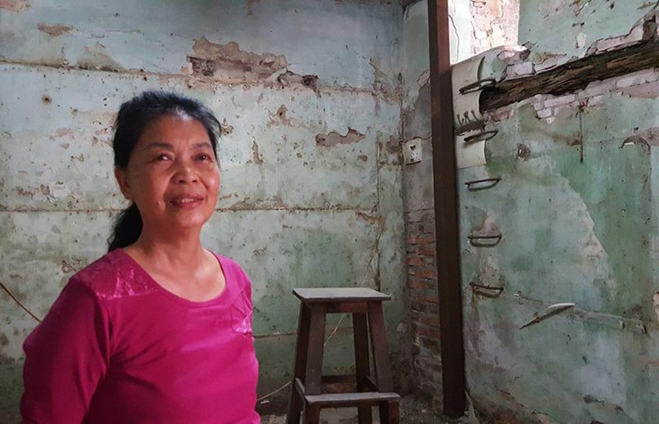 Thấp thỏm sống trong ngôi nhà “nát bươm” ở phố cổ Hà Nội - 5 Vợ ông Hải cho biết, mong muốn Xí nghiệp Quản lý và Phát triển nhà Hoàn Kiếm sớm cho người xuống sửa chữa, để gia đình bà yên tâm sống, tránh tai nạn đáng tiếc có thể xảy ra bất cứ lúc nào.