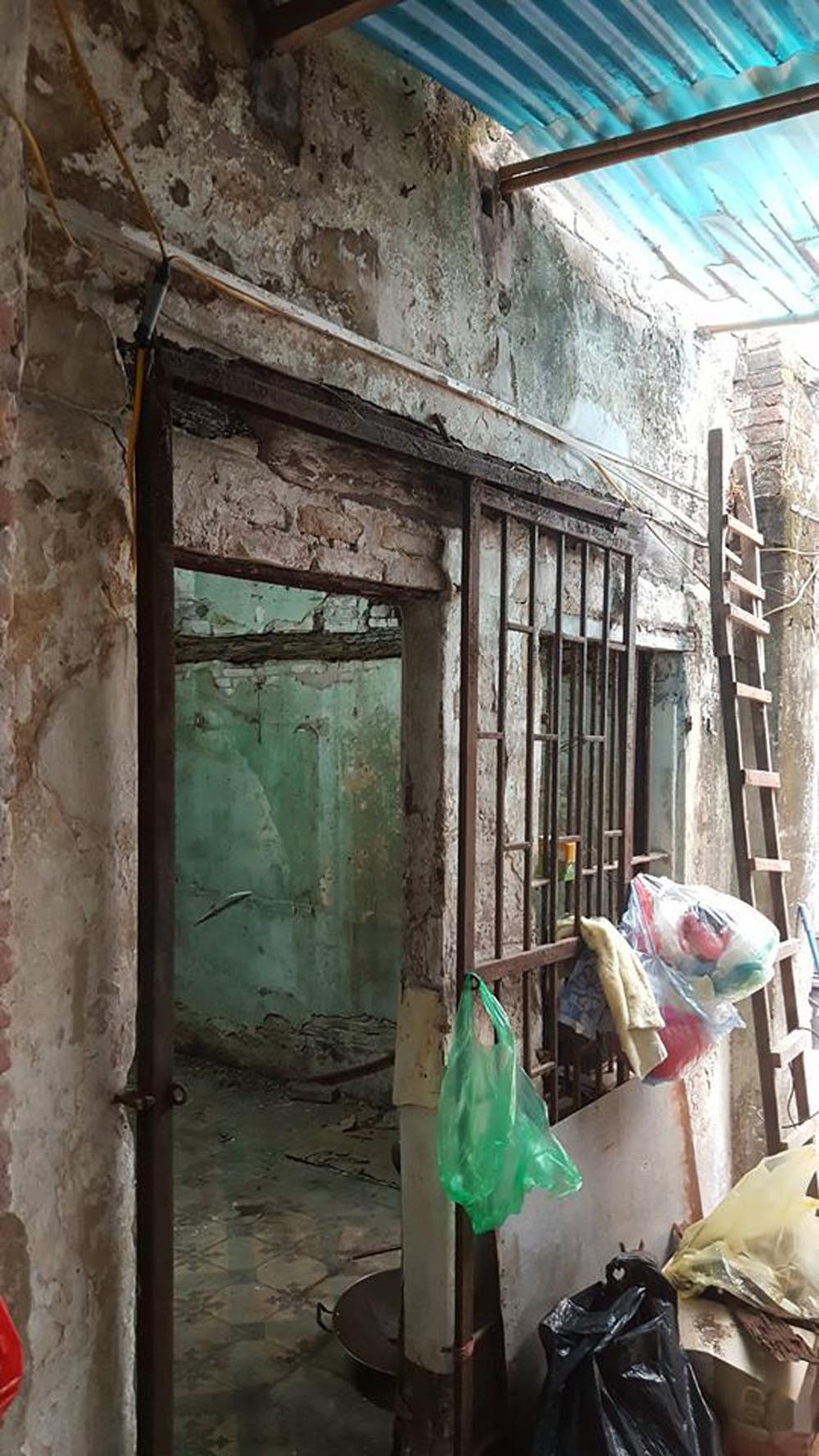 Thấp thỏm sống trong ngôi nhà “nát bươm” ở phố cổ Hà Nội - 4 Phần diện tích mà Xí nghiệp Quản lý và Phát triển nhà Hoàn Kiếm đề nghị gia đình ông Hải không sử dụng và rất nguy hiểm.