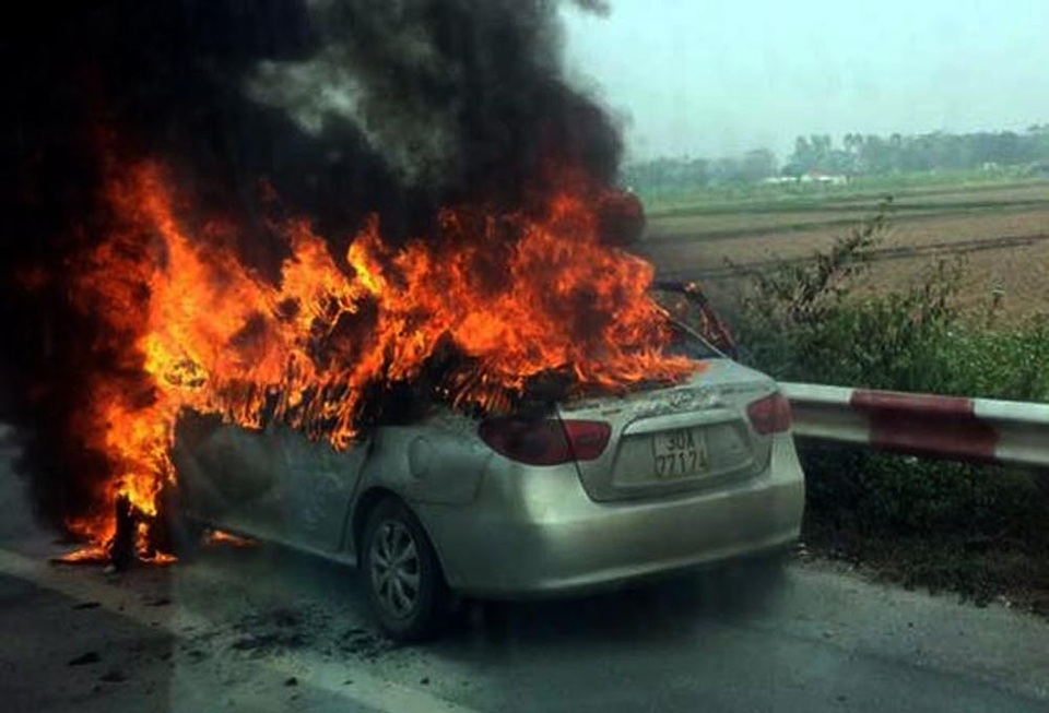 Xe ô tô 5 chỗ bốc cháy dữ dội trên cao tốc Pháp Vân - Cầu Giẽ.