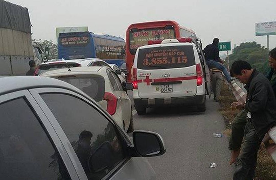 Giao thông ùn tắc kéo dài theo hướng về Hà Nội.