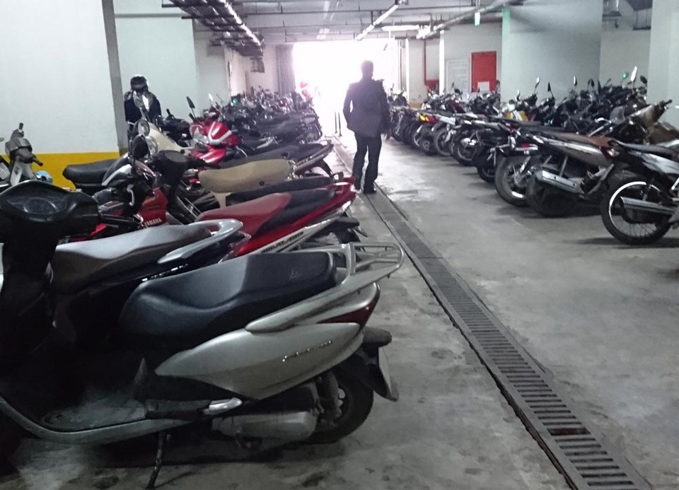 Xâm nhập tòa chung cư cao 37 tầng xây vượt phép của "đại gia điếu cày" - 3
Theo quy hoạch, tòa nhà VP6 này phải xây dựng 3 tầng hầm, nhưng thực tế chỉ có 1 tầng hầm. Diện tích tầng hầm quy hoạch được duyệt là 4.941m2, nhưng bản vẽ thiết kế thi công chỉ khoảng 2.637,4m2.