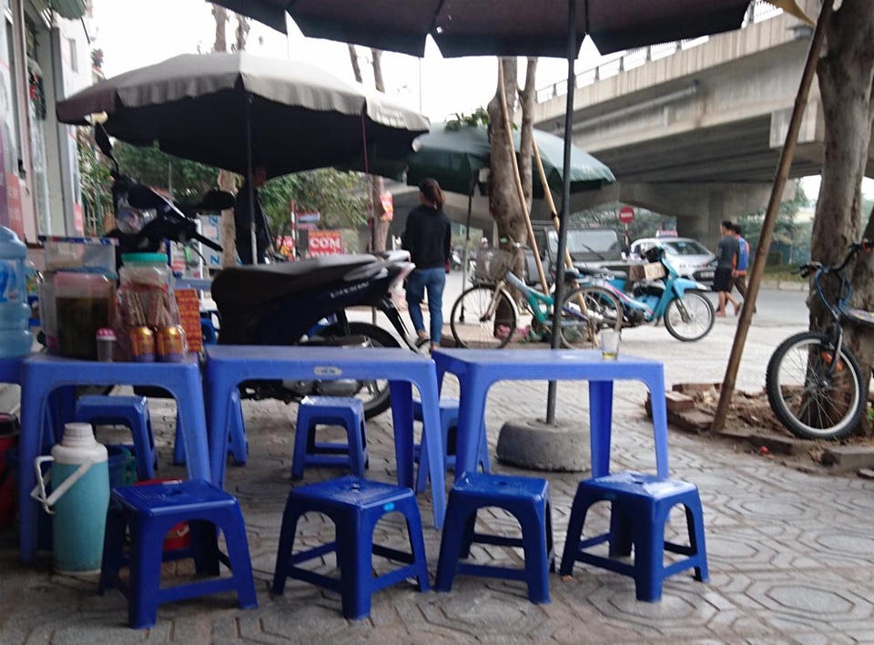 Xâm nhập tòa chung cư cao 37 tầng xây vượt phép của "đại gia điếu cày" - 11 Dưới sân tòa nhà VP6 nhếch nhác hàng quán, điều này ảnh hưởng nghiêm trọng đến không gian sống chung của cư dân cả tòa nhà mà lẽ ra họ phải được hưởng cả phần diện tích sân đi lại này.