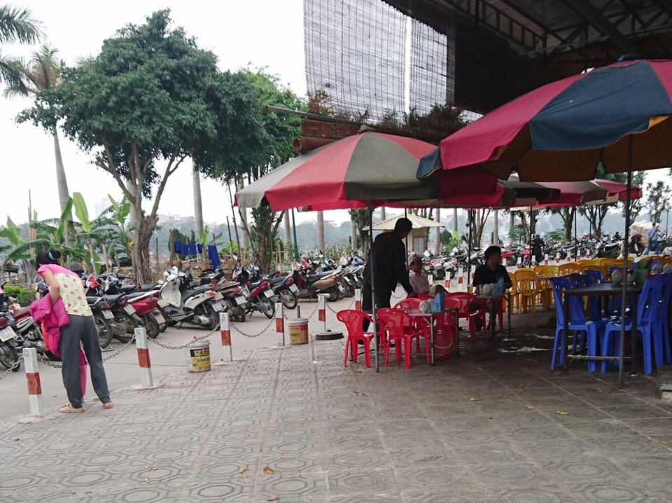 Xâm nhập tòa chung cư cao 37 tầng xây vượt phép của "đại gia điếu cày" - 10 Người phụ nữ này do lối đi đã bị vướng bàn ghế của quán bia, nên phải cho con đi qua hàng rào dây xích để di chuyển.
