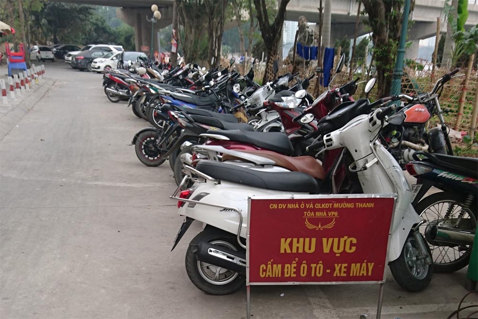 Xâm nhập tòa chung cư cao 37 tầng xây vượt phép của "đại gia điếu cày" - 4
Do tầng hầm tòa nhà VP6 không đủ diện tích cho cư dân gửi xe, vì vậy cư dân buộc phải gửi ở các bãi xe ngoài trời sát tòa nhà, không có mái che.