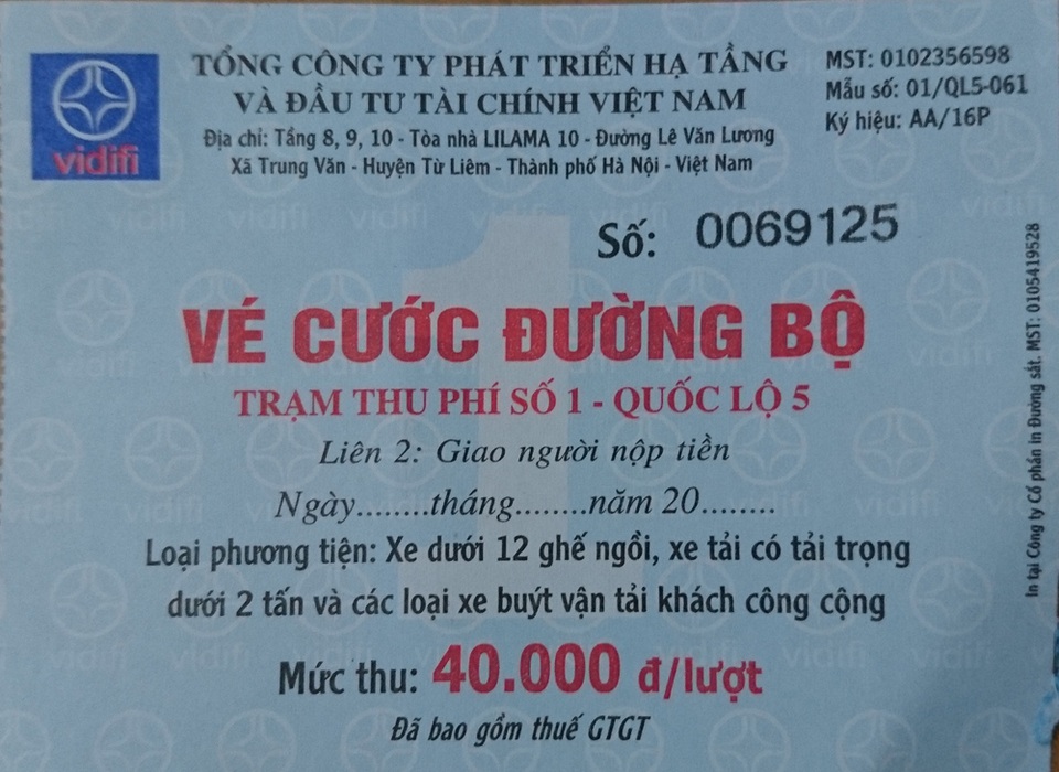 Công khai mua bán cuống vé đường bộ trên quốc lộ 5 - 1 Cuống vé này được bán với giá 3.000 đồng/cuống.