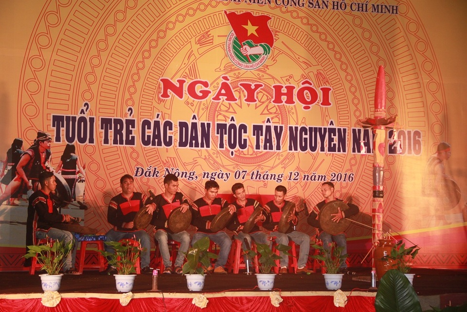 
Đoàn viên thanh niên biểu diễn cồng chiêng, nhạc cụ đặc trưng của các dân tộc Tây Nguyên. Ngoài ra còn có những tiết mục văn nghệ mang đậm bản sắc như hát dân ca, hát kể sử thi...
