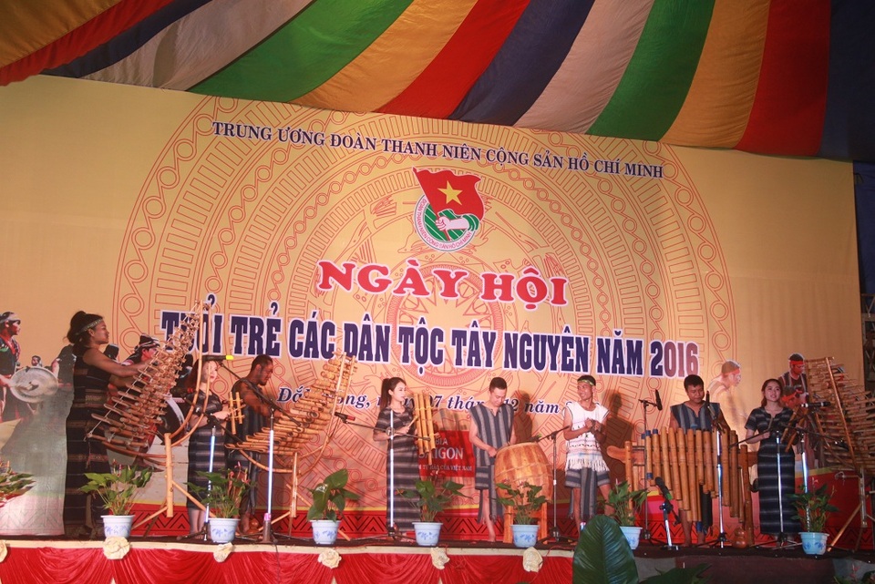 Biểu diễn các nhạc cụ dân tộc đặc trưng khác như: K’long Put, T’rưng…