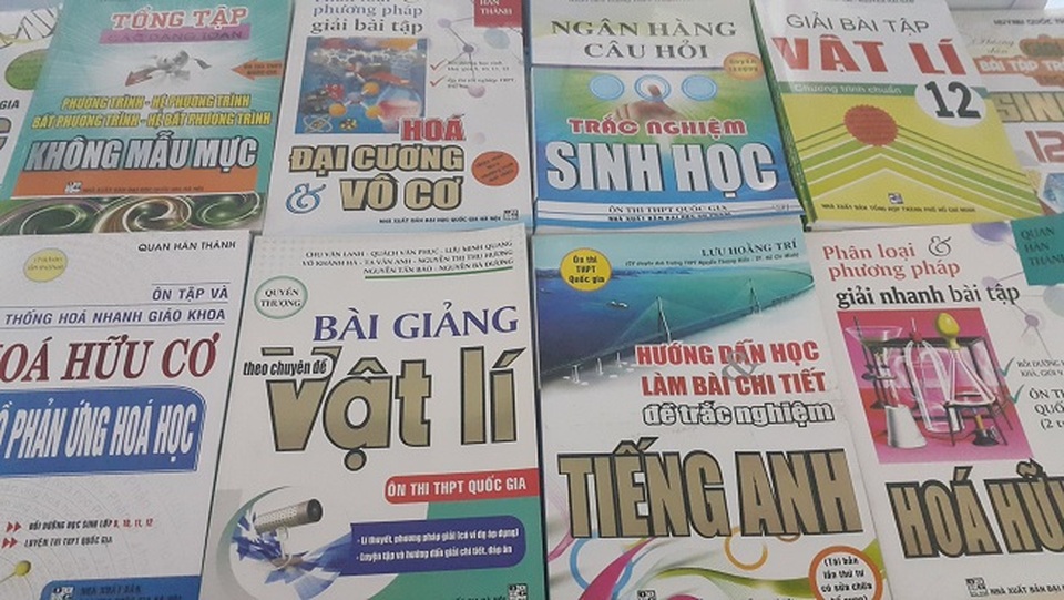 Mỏi mắt “săn” tài liệu luyện thi THPT Quốc gia - 1 Sách tham khảo trên thị trường Đắk Nông đều là sách được xuất bản từ năm 2015 trở về trước